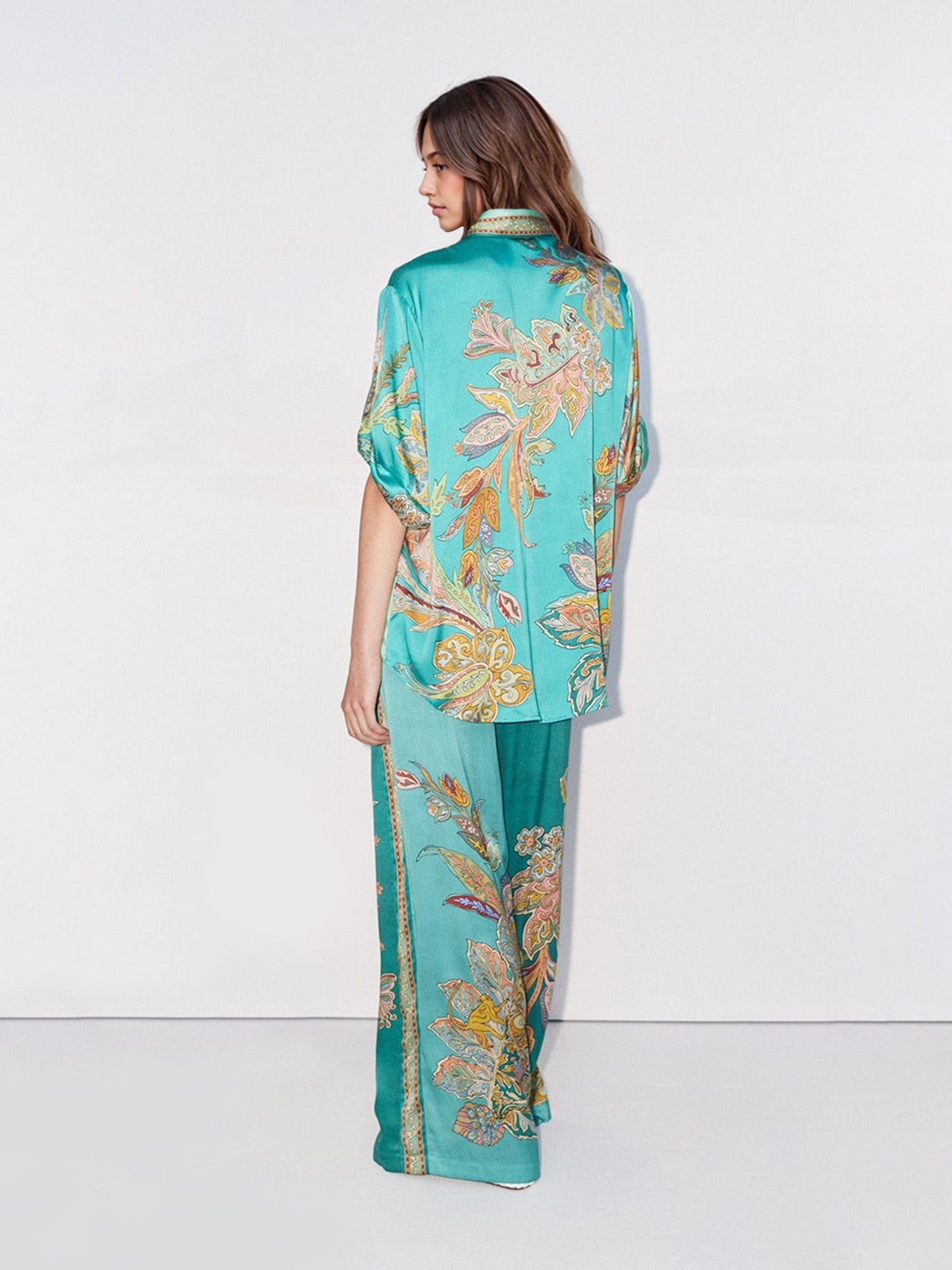 Completo Emerald Luxe – Camicia Oversize e Pantaloni a Gamba Larga